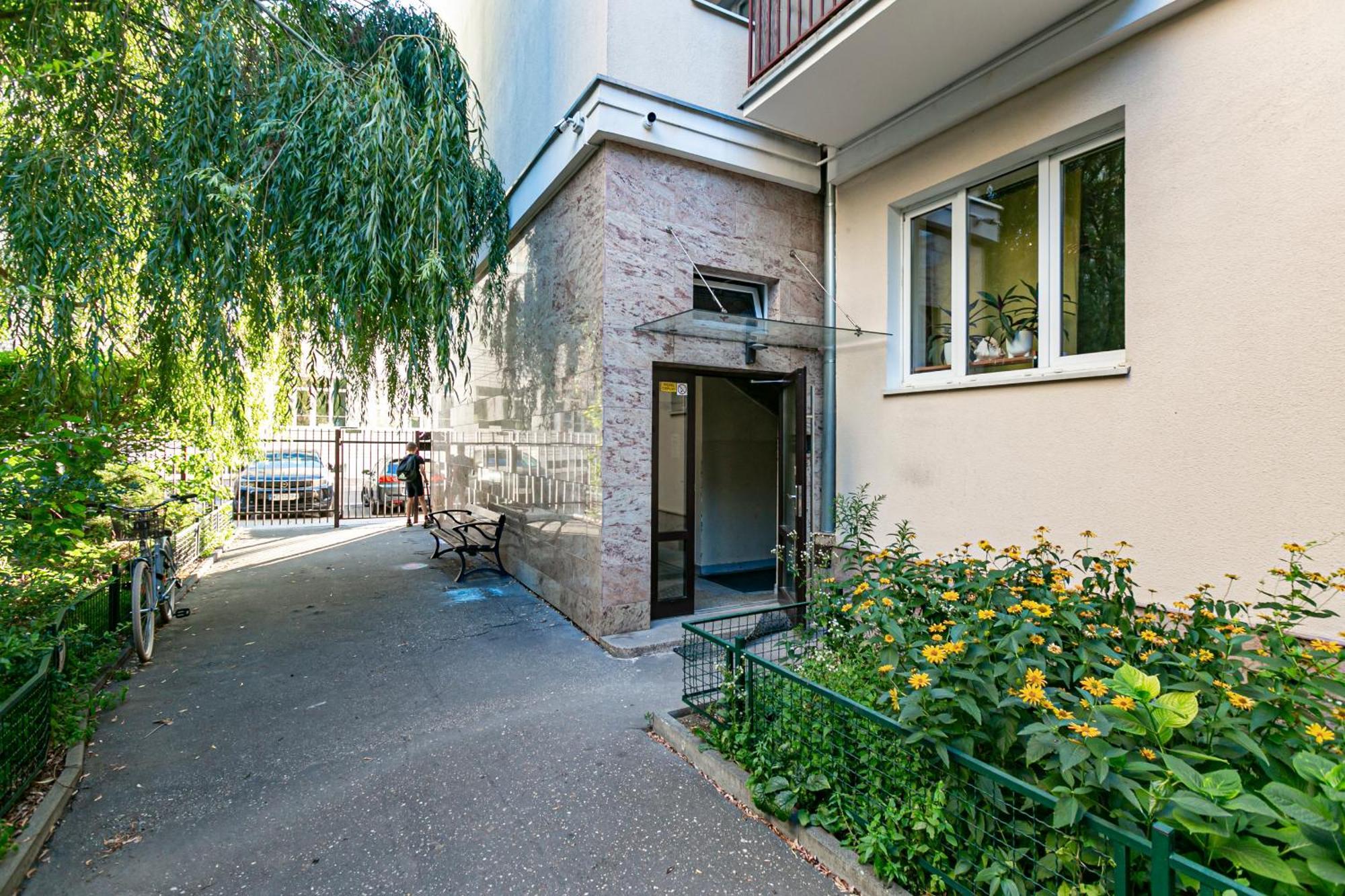 Rakowiecka - Bezplatny Parking - Free Parking - Stacja Metra 500M - Underground Station 500M Better Rental Warsaw Luaran gambar
